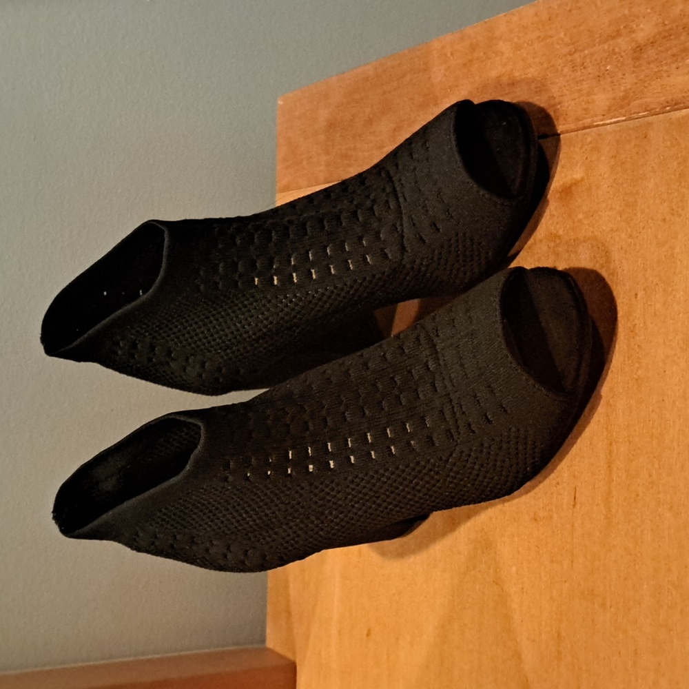 ☀️Perfect summer bootie! Seven Dials "TARA", size 7, black patterned stretch